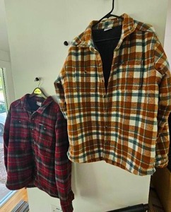 lot 27 image: Mens Columbia Plaid Jacket Collection, sz L