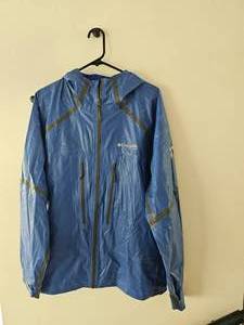 lot 30 image: Mens Columbia Blue Hooded Rain Jacket, sz XL