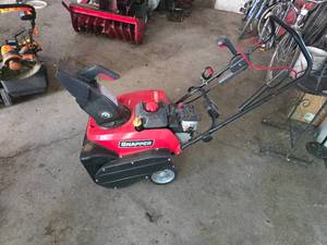 lot 7 image: Snapper SS822EX Snow Thrower with Briggs & Stratton Engine
