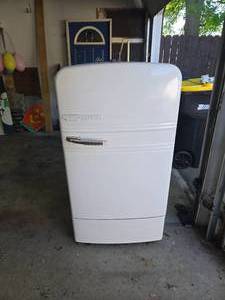 lot 13 image: Westinghouse Vintage Refrigerator Model Y-8153