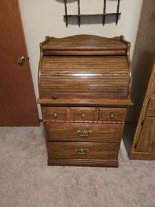 lot 18 image: Roll Top Desk with Drawers and Cubby Storage approx. 27 wide, 20 deep, 45 12 tall