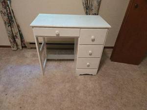 lot 20 image: White Wooden Desk