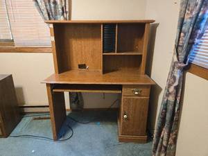 lot 21 image: Computer Desk with Hutch