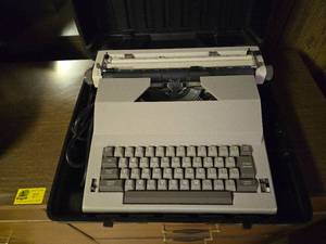 lot 35 image: Smith-Corona SR2000 Series Typewriter