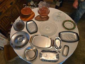 lot 54 image: Lot of Kitchen and Serving Items