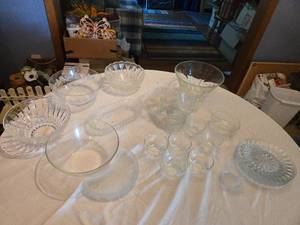 lot 59 image: Glassware and Crystal Serving Dishes Set