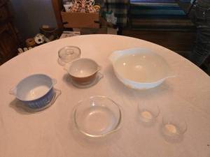 lot 60 image: Pyrex Mixing Bowls Set including Blue Stripe, Brown, and Floral Pattern with Glass Lid