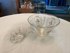 lot 61 image: Glass Bowl Set with Gold Leaf Pattern