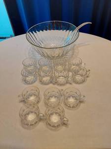 lot 86 image: Punch Bowl Set with Cups