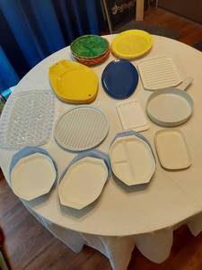 lot 88 image: Various Plastic Kitchenware Items including Plates and Trays