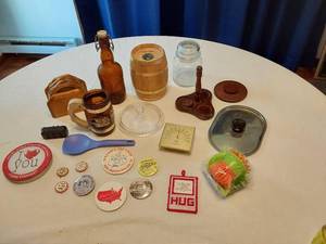 lot 91 image: Lot of Vintage Collectibles Including Buttons and Kitchen Items
