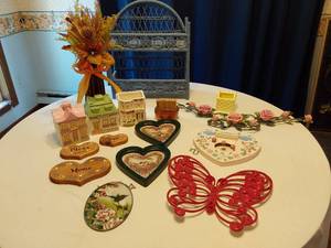 lot 92 image: Ceramic and Decorative Home Decor Collection