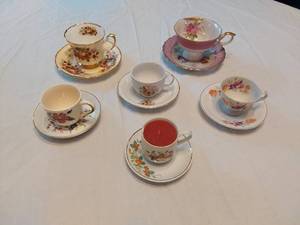 lot 137 image: Vintage Floral Teacups and Saucers