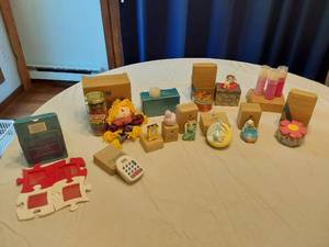 lot 169 image: Mixed Brand Gift Items including Avon Collectibles, Lifestyle Product, and Decorative Pieces