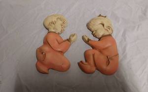 lot 217 image: Vintage Praying Children Wall Plaques about 11 12