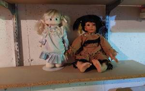 lot 224 image: Lot of 2 Dolls