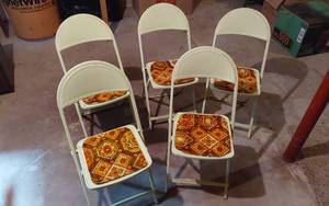 lot 261 image: 5 Vintage Folding Chairs with Patterned Cushions