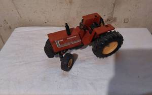 lot 266 image: Hesston 980 Toy Tractor