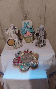 lot 292 image: Garden Decor Decorative Angel and Child Figurines with Mosaic Stone and Wall Hanging