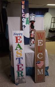lot 305 image: Holiday and Seasonal Decorative Signs
