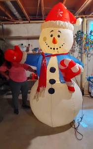 lot 314 image: Inflatable Snowman Decoration about 8 Tall