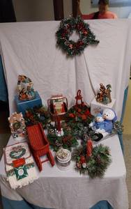 lot 318 image: Christmas Decorations and Collectibles