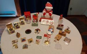 lot 352 image: Christmas Decorations and Ornaments Assortment including Snowman Figure, Nativity Scene, and Various Ornaments