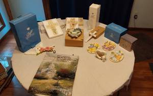 lot 357 image: Gift Collection Decorative Items including Peaceful Doves Corner Sitter, Floral Plaques, and Glass Cross