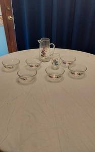 lot 361 image: Vintage Glass Pitcher and Cups Set