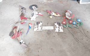 lot 370 image: Wooden Lawn Ornaments Including Dogs, Flowers, and Birds