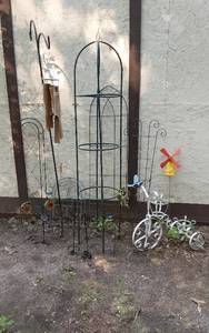 lot 412 image: Metal garden decor including Shepherds hooks,  plant stands, bird decorations, and windmill