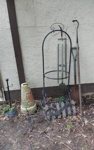 lot 413 image: Wind chime, garden tools, and decorative items including a large vase and metal bicycle decoration