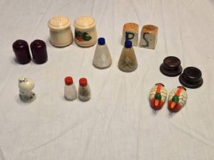 lot 127 image: Salt and Pepper Shakers including Vintage and Novelty Designs