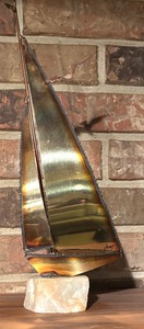 lot 26 image: Mid Century Brass Sailboat Decor on Onyx Base by Mario Jason