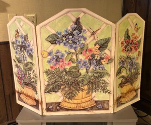 lot 28 image: Pretty Petite Floral Design Decorative Screen