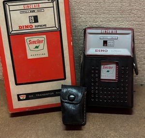 lot 33 image: Vintage Sinclair Dino Supreme Six Channel Transistor Radio Model 6001