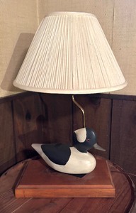 lot 36 image: Vintage Rustic Duck Motif Lamp