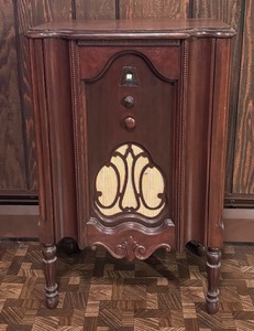 lot 40 image: Vintage 1931 RCA Victor Superette Radio Cabinet