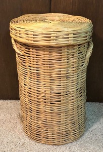 lot 116 image: Vintage Woven Wicker Lidded Basket  Storage Bin
