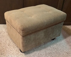lot 148 image: Nice Neutral Petite Storage Ottoman