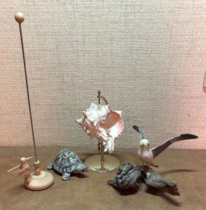 lot 150 image: Beautiful Bird, Turtle and Shell Decor