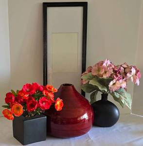 lot 56 image: Vibrant Home Decor