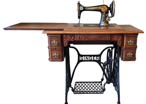 lot 4 image: Vintage Singer Sewing Machine in Cabinet