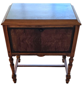 lot 19 image: Vintage Wooden Phonograph Cabinet
