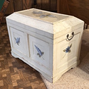 lot 171 image: Vintage White Petite Trunk with Floral Accents