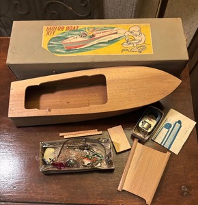 lot 170 image: Vintage Constructo Motorboat Model Kit