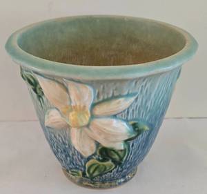 lot 181 image: Vintage Roseville Clematis Pottery Planter