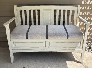 lot 231 image: Pretty Patio Storage Bench