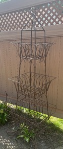 lot 272 image: Lovely Garden Trellis