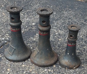 lot 274 image: Three Vulcan Cast Iron Screw Jacks  House Jacks